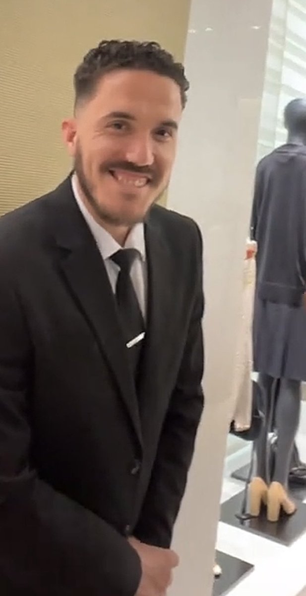 LyonnaisVie__'s tweet photo. Askip je ressemble à Rayan Cherki c’est vrai ? https://t.co/dAkhD4JkEe
