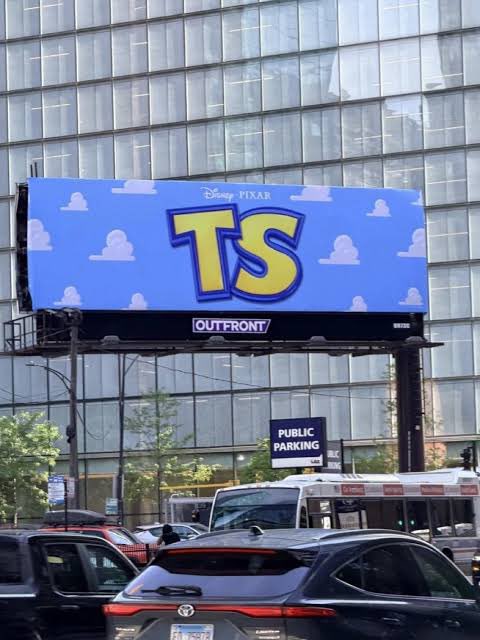 litofswag's tweet photo. aaaa que delícia é descobrir que mês passado eu não alucinei as 13 nuvens e o TS do outdoor https://t.co/wfzKTtzoue
