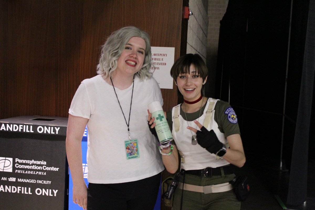 BabyEagleBingo's tweet photo. I’m so happy I was able to meet @MimiDoesCosplay at Fan Expo Philly! She’s so sweet! Thank you so much for taking a picture with me 🥰 #fanexpo #fanexpophilly #residentevil https://t.co/n5hjXmdxRZ