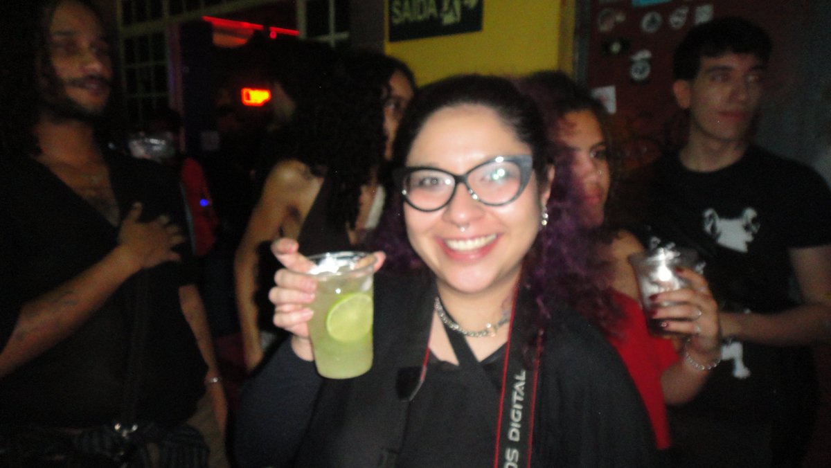 debspontotxt's tweet photo. esse fim de semana teve maria fumaca show e club licentrismo e escutei muitas lindas cançoes e tirei foto e bebi umas caipirinhas e vi amigos queridos https://t.co/VbhNO0r8XC