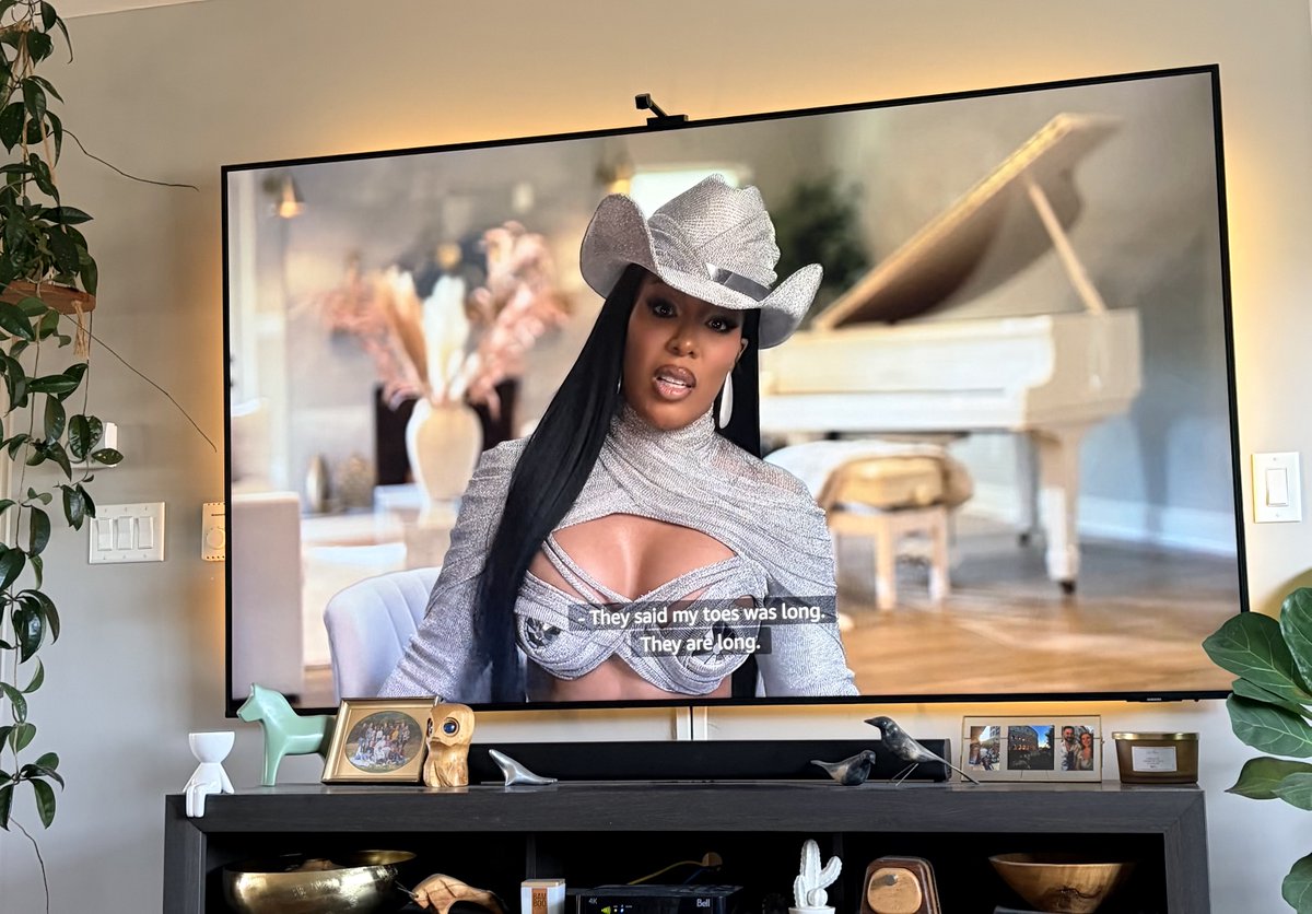RickZhampagne's tweet photo. K. Michelle has spent this whole season accusing Porsha & Drew of plotting to expose her... 👀

Meanwhile the only person continuously exposing Kimberly is Kimberly!

At this point we've learned about:

• skunky cat allegations 😸
• shared exes 💔
• leaky booty 💦
• long-ass toes 🦶

...because SHE keeps telling on her damn self  lol

#RHOA 🍑