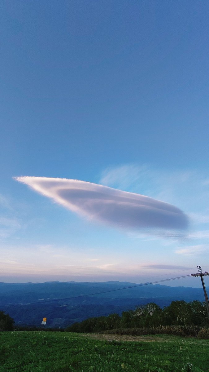 mimydal's tweet photo. 大海原を雄大に進む船
に見えた夕暮れの空

#雲 #空 #宙船 https://t.co/E98QgDeDH6