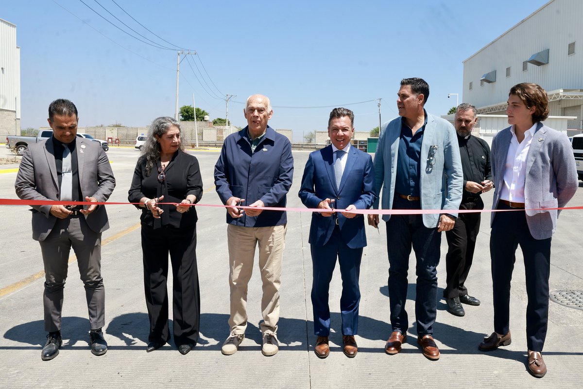 PabloLemusN's tweet photo. Comienza una nueva etapa para Zapotlanejo; con el Parque Industrial PILA en La Laja, que pertenece al Grupo SESAJAL, esta zona se consolida como un destino industrial de primer nivel en Occidente. 

Cuando una empresa como SESAJAL confía y construye infraestructura para atraer a otras, solo confirma que Jalisco ofrece las garantías que las inversiones necesitan para venir, quedarse y echar raíces; mi reconocimiento a las familias González Iñigo y González Covarrubias. 

La inauguración de la primera fase, que incluye 13 naves industriales, 30 mil metros rentables y una gran inversión en infraestructura eléctrica, va a generar oportunidades para cientos de familias de Zapotlanejo, y con ello seguiremos siendo el oasis económico del país.