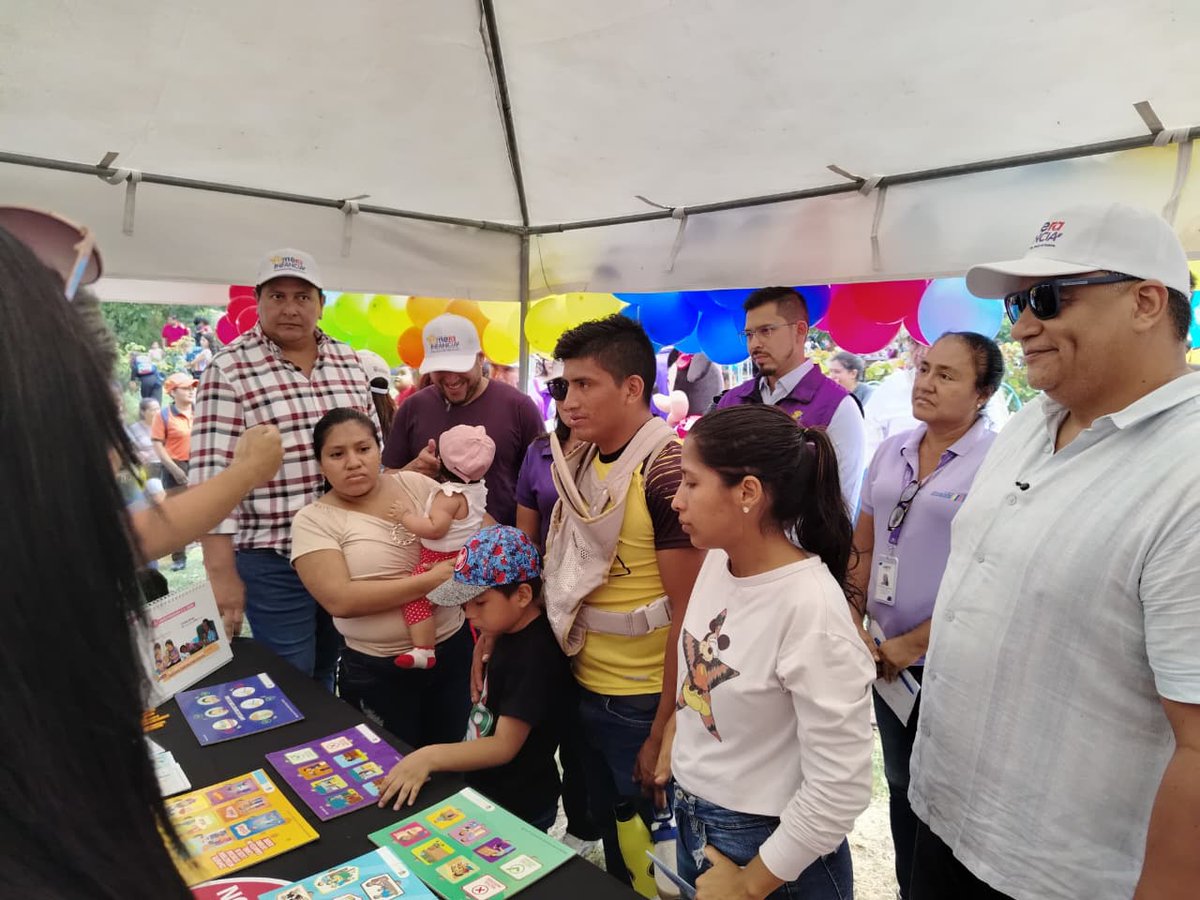 RCivil_Zona8's tweet photo. 👦🏻👧🏻 ¡#Guayaquil celebra a los niños!
Cerca de 3000 niños vivieron su día 💫 con alegría total en el festival organizado con @DHumanoEc.  
@anarvaez96, coordinador Zonal 8 de @RegistroCivilEC, acompañó esta jornada que reafirma que ellos son el alma y el futuro de un país 🇪🇨. https://t.co/pLFpmOm6mw