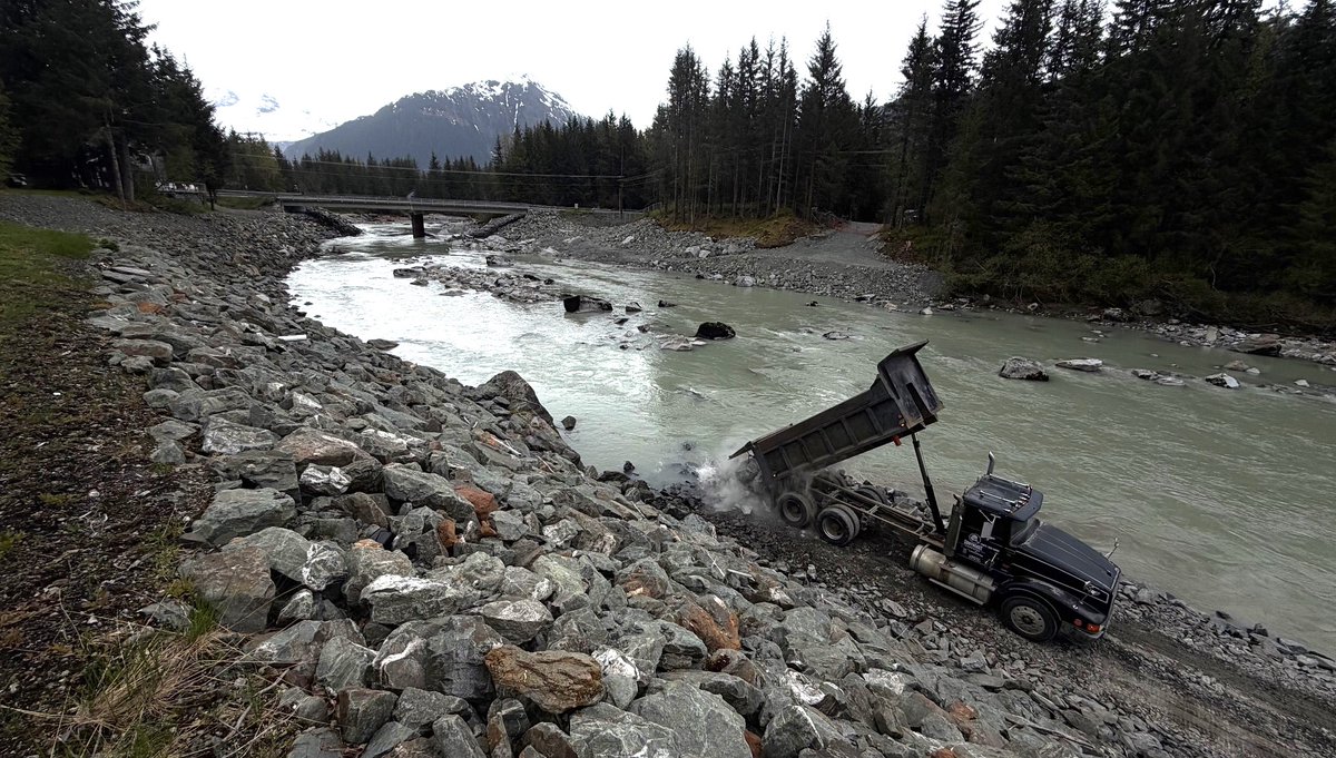 AlaskaCorps's tweet photo. This week, the construction team continued to make consistent progress across all reaches of the ongoing flood barrier project in the Mendenhall Valley. In addition, the USACE team filled 2,000 sandbags over the weekend.

See the full update here: https://t.co/DSa8YLcPjw https://t.co/AnMWB3KnWl