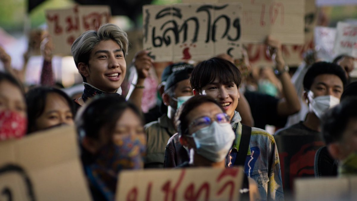 nnsats's tweet photo. ขอแวะป้ายยาซีรีส์ Not Me เขาไม่ใช่ผม ในเรื่องพูดถึงประเด็นปัญหาสังคมและการเมืองมาตีแผ่ หลัก ๆ 

การเคลื่อนไหวทางการเมือง
สิทธิความเท่าเทียมทางเพศ (LGBTQ+)
สิทธิของผู้พิการ
ความเหลื่อมล้ำทางชนชั้นและทุนนิยม
ความอยุติธรรมของระบบกฎหมาย

หลาย ๆ อาจจะเคยเห็นผ่านตามาแล้ว บางคนก็อาจจะยังไม่เคยดู อยากให้ทุกคนลองดูจริง ๆ ค่ะ จะมีกี่เรื่องที่กล้าเล่นประเด็น ถูกอุ้มหายในช่วงปีนั้น พี่นุชี่เคยพูดถึงซีนอุ้มหายไว้ว่า "นำเสนอความเป็นจริงของสังคมไทย คือฉากอุ้มฆ่านักต่อสู้ขับเคลื่อนสังคม" ทุกคนไปดูเถอะสิ่งที่เขาถ่ายทอดออกมาสะท้อนสังคมที่ประเทศเราเจอจริง ๆ ไม่มากก็น้อย : )
