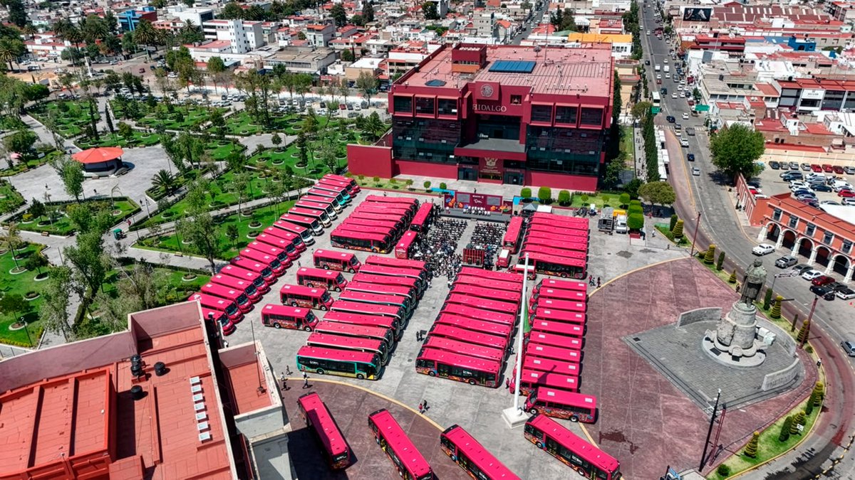 juliomenchaca_'s tweet photo. Después de más de una década de abandono, pusimos en marcha el nuevo Sistema de Transporte Metropolitano, con 𝟭𝟰𝟬 𝗡𝗨𝗘𝗩𝗔𝗦 𝗨𝗡𝗜𝗗𝗔𝗗𝗘𝗦. 🚌

Más rutas, menos tiempo de espera y el mismo costo para las familias. 💳

#PrimeroElPueblo https://t.co/jRBSAHREZY