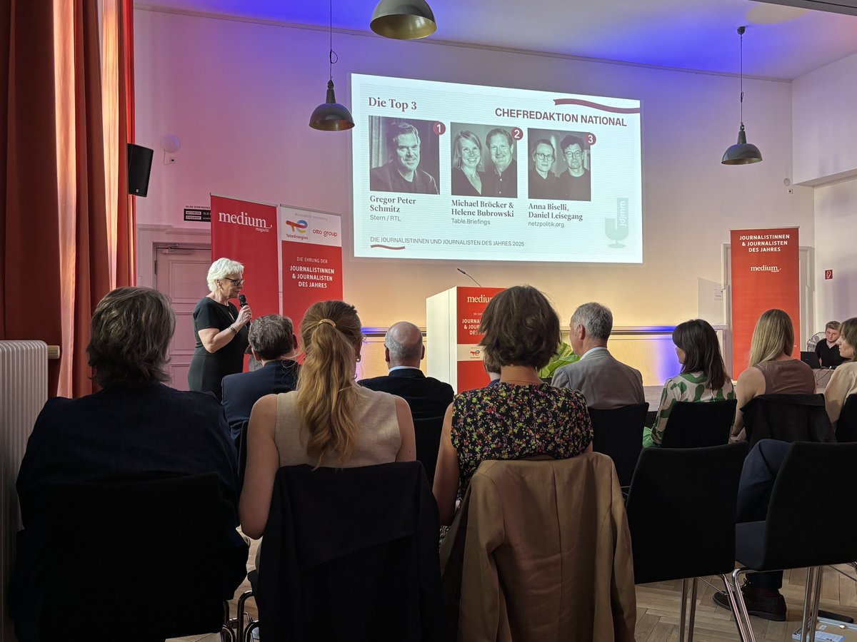 MichaelBroecker's tweet photo. Plus 1. Platz 2. Die wunderbare @HeleneBubrowski und ich sind Zweite bei der Wahl der Journalisten des Jahres (Chefredaktion) geworden. Danke an die Jury #JdJ und Glückwunsch an Frontrunner @GPSchmitz.
Eine tolle Bestätigung für die Arbeit von @TableBriefings. 🧡 https://t.co/ni8NbiImbz