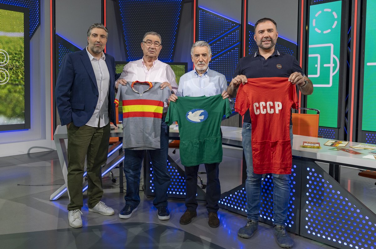 VintageRTVE's tweet photo. 👥Todo listo con Juanjo Moral, Enrique Martínez Heredia, @Juanjo_Moral y @FelipeRTVE para homenajear a La Carrera de la Paz y a ese puñado de ciclistas españoles amateur que pasaron por ella.

🚴‍♂️Más info https://t.co/HIA69Jwnb5

📺A partir de las 0:15h. en Teledeporte y RTVE Play https://t.co/omErRza2cw