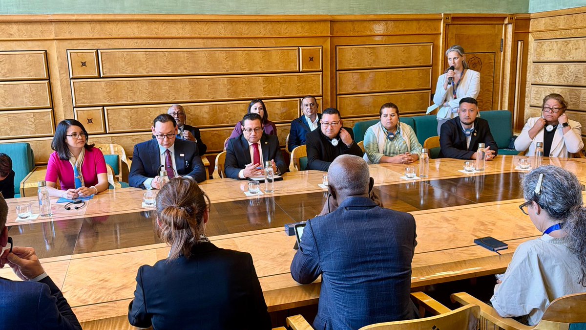 stisss's tweet photo. HECHO HISTÓRICO: EL SALVADOR DEJA ATRÁS LA LISTA CORTA DE LA OIT

El Ministro de Trabajo @RolandoCastroSv anunció desde Ginebra, Suiza que El Salvador ha salido oficialmente de la Lista Corta de la Organización Internacional del Trabajo (OIT), un acontecimiento histórico para la clase trabajadora y el país.

Este logro es el resultado del diálogo social entre trabajadores, empleadores y Gobierno, demostrando que la búsqueda de acuerdos puede generar avances concretos en materia laboral y fortalecer el reconocimiento internacional de El Salvador.

La salida de esta lista representa una oportunidad para continuar consolidando la libertad sindical, el respeto a los derechos laborales y la generación de más empleo digno para los trabajadores salvadoreños.

#OIT #ClaseTrabajadora #TrabajoDigno