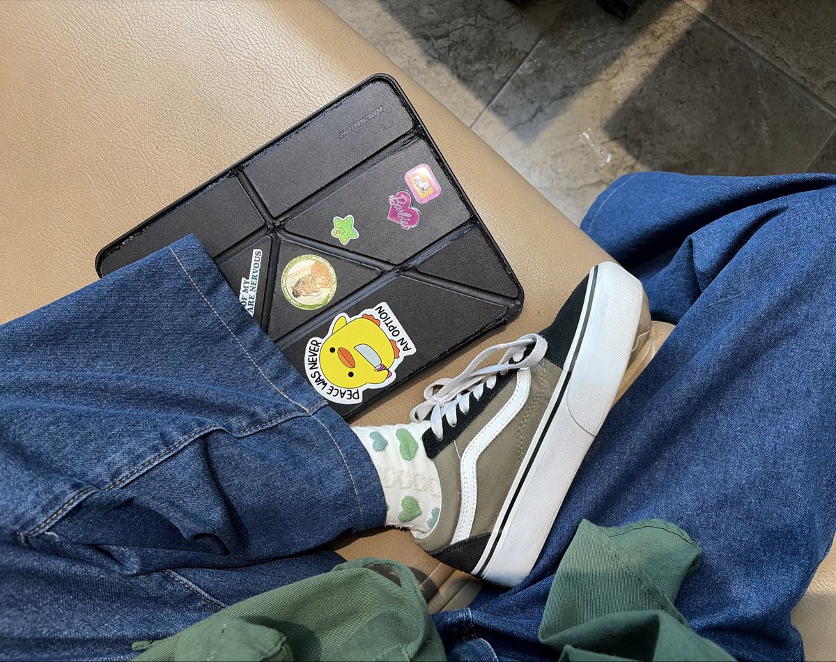 m__tma's tweet photo. trying to romanticize studying so i dont kms https://t.co/GKGuSkzJm0