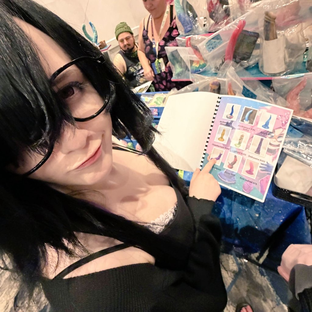peachyycafe's tweet photo. label wtf r u looking at 
#NIKKE #NIKKEcos https://t.co/RE6pjBJEWT