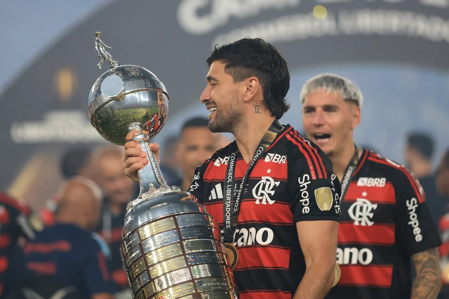 essediafoilouco's tweet photo. Qual foi o melhor negócio que o seu time já fez?

Por exemplo, eu lembro dois negócios bons do Flamengo:

- contratou Dejan Petkovic em 2009 para amortizar uma dívida trabalhista milionária com o jogador: o acordo envolveu dois contratos: um como atleta (com salário de R$ 80 mil) e outro como credor, renegociando um montante de R$ 10 milhões.

no final do ano Petkovic entregava um título Brasileiro ao clube depois de 17 anos de jejum.

- contratou Giorgian De Arrascaeta em 2019 por R$ 63,7 milhões (barato demais, sério).

no mesmo ano ele entregava Libertadores, Brasileiro e Carioca. Hoje ao lado de BH27 é o jogador com mas títulos na história do Clube: 3 Libertadores, 3 Brasilerios, 2 Copas do Brasil.

O jogador mais barato do mundo!
