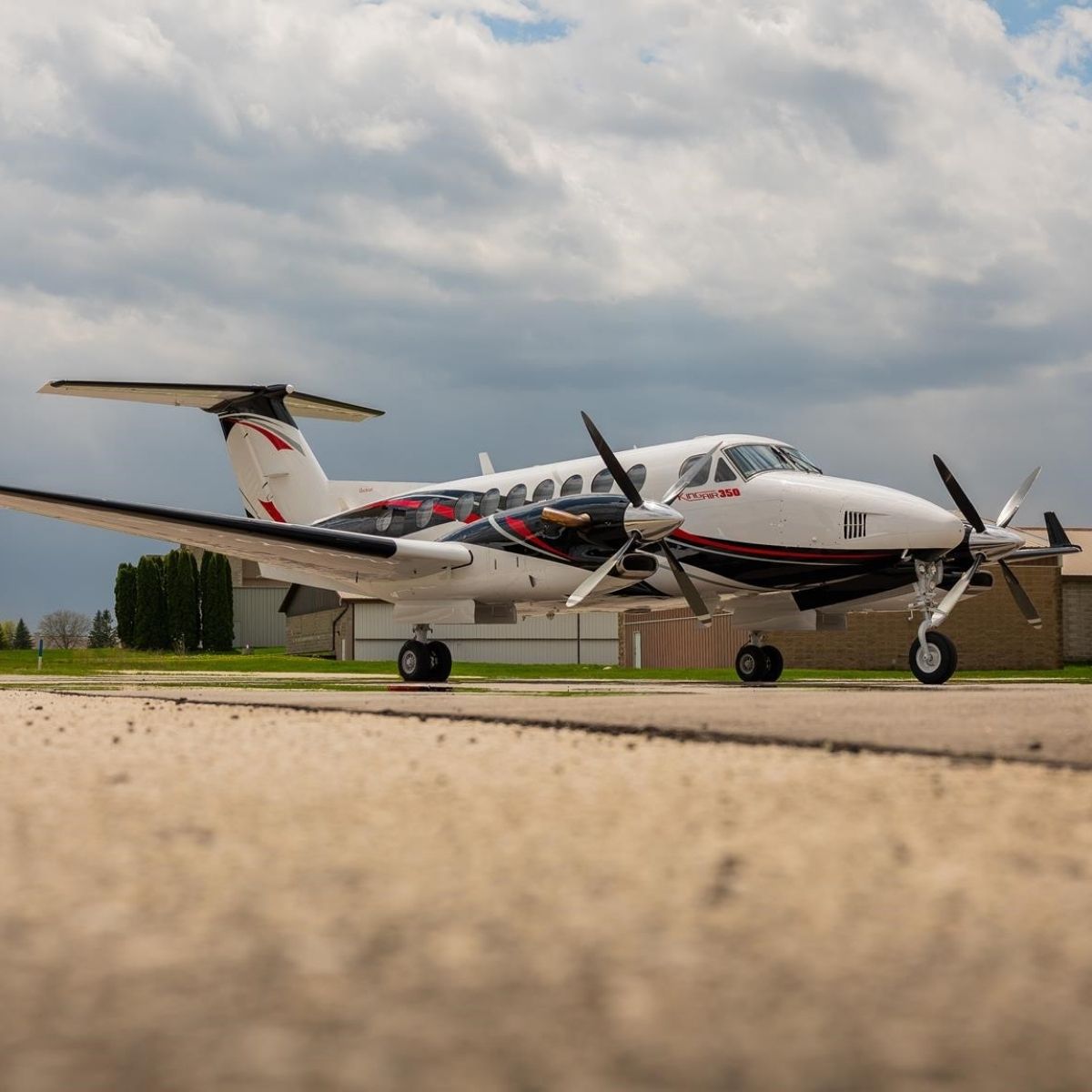 Controller's tweet photo. 1991 BEECHCRAFT KING AIR 350

 Click the link to see the full listing! 🔗https://t.co/wypeu1Lxg1

🛩️ 2024 Paint &amp; Interior Refurbishment

🕰️ 8,648.81 TT | Pratt &amp; Whitney PT6A-60A | 5,322.86 / 8,447.66 SNEW

✅ Collins EFIS-85 Flight Deck

✨ 9 Passenger Interior https://t.co/9mWYFRuMjV