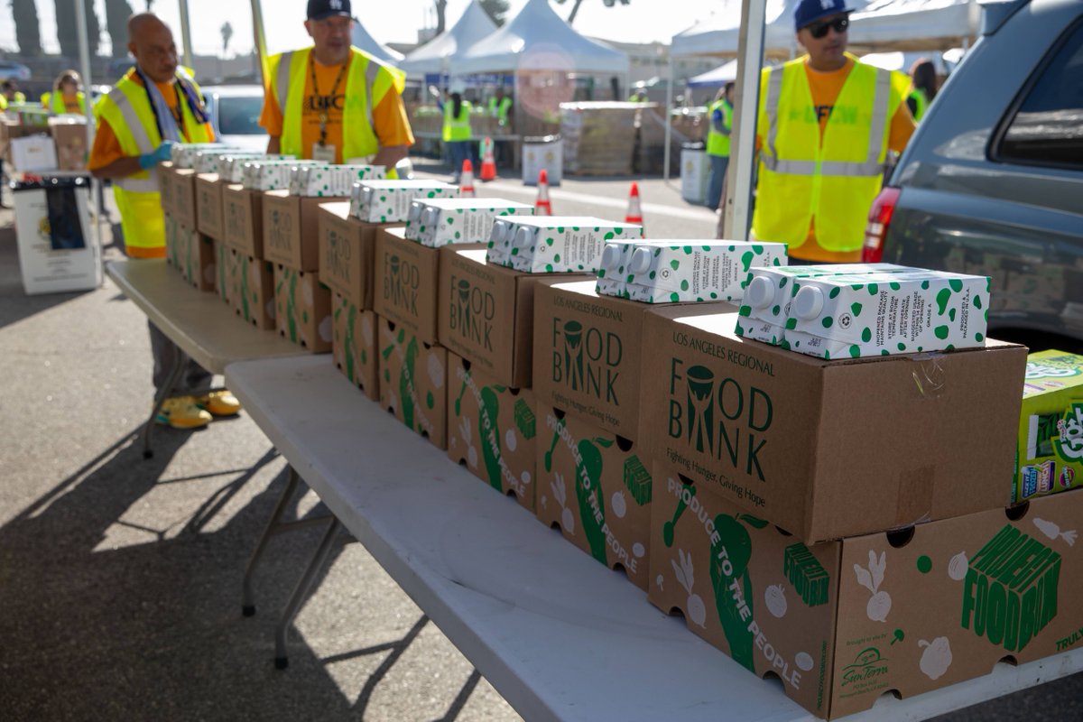 LAFoodBank's tweet photo. Need food assistance or know someone who does?

The LA Regional Food Bank works with hundreds of partner agencies across LA County to help connect neighbors with nutritious food and support.

Find a nearby pantry, distribution or meal program through our Pantry Locator or call 2-1-1 for help. https://t.co/bckFDeIS3o  #WeFeedLA