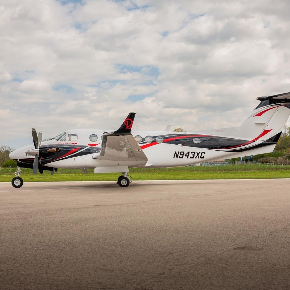 Controller's tweet photo. 1991 BEECHCRAFT KING AIR 350

 Click the link to see the full listing! 🔗https://t.co/wypeu1Lxg1

🛩️ 2024 Paint &amp; Interior Refurbishment

🕰️ 8,648.81 TT | Pratt &amp; Whitney PT6A-60A | 5,322.86 / 8,447.66 SNEW

✅ Collins EFIS-85 Flight Deck

✨ 9 Passenger Interior https://t.co/9mWYFRuMjV