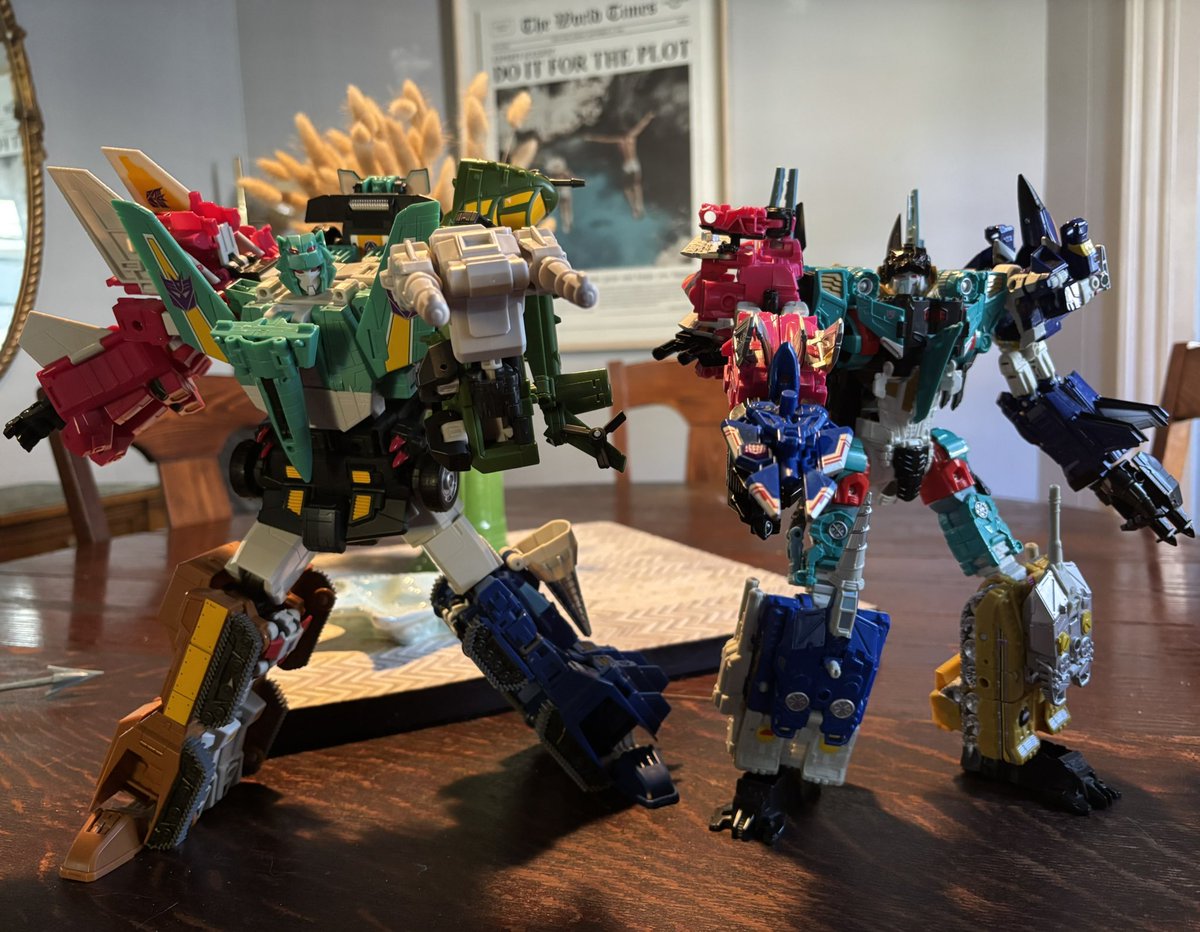 SynthwaveBstrd's tweet photo. It’s crazy just how hard HazLab Liokaiser mogs his Combiner Wars version https://t.co/f2Xa6856dl