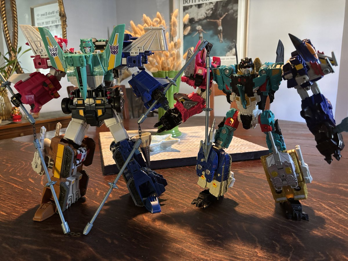 SynthwaveBstrd's tweet photo. It’s crazy just how hard HazLab Liokaiser mogs his Combiner Wars version https://t.co/f2Xa6856dl