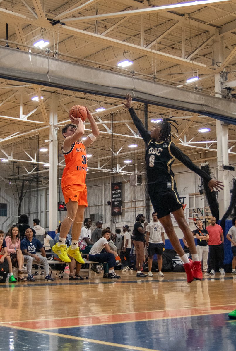 BattleTestedP32's tweet photo. 🚨 Recruitment Spotlight: 
28’ Donovan Spross 🚨

True point guards impact winning, and Donovan Spross did exactly that in Philadelphia during @p32league @Revocruit 

3-1 Team Record
8.0 Assists Per Game
Controlled Tempo &amp; Game Flow
Knocked Down Open Shots
Locked In Defensively https://t.co/fNYwgCyPNm