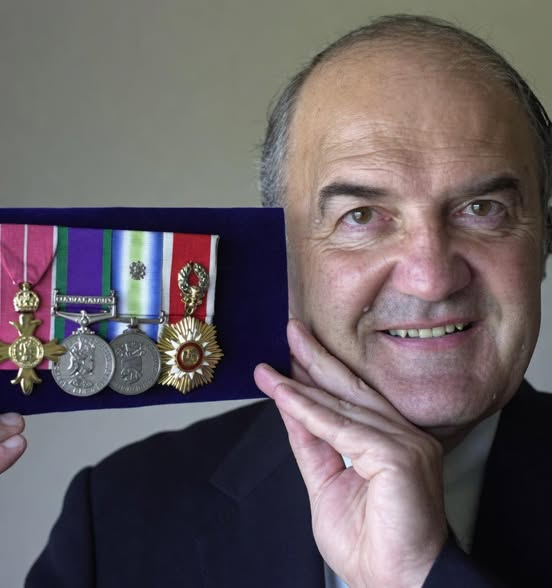 laiayfrodorw's tweet photo. EL INGLES CONDECORADO POR ARGENTINA

El Cirujano Capitán Rick Jolly, médico de la Royal Navy, se convirtió en uno de los oficiales médicos más respetados en la historia militar británica y el único militar de la Guerra de las Malvinas en ser condecorado tanto por Gran Bretaña como Argentina.

En 1982 estaba sirviendo como Oficial Médico Superior de la Brigada de Comando, responsable del apoyo médico de miles de Marines Reales y soldados desplegados en el Atlántico Sur.

Durante la Guerra de las Malvinas, Jolly estableció y comandó el hospital de campaña en la bahía de Ajax, alojado dentro de una planta de refrigeración en desuso en San Carlos. Trabajando bajo presión constante, a menudo con suministros limitados y bajo la amenaza de un ataque aéreo argentino, Jolly y su equipo atendieron a más de 1.000 heridos, incluyendo alrededor de 300 heridos argentinos.

Notablemente, de las 580 bajas en batalla británicas que llegaron vivas a la bahía de Ajax, sólo tres murieron después y ninguna murió bajo el cuidado directo de Jolly. Amigos y enemigos recibieron el mismo trato, ganándose el respeto de todos los que pasaron por el hospital.

Por sus acciones durante la campaña, Rick Jolly fue nombrado Oficial de la Orden del Imperio Británico (OBE). Años después, el gobierno argentino se enteró de cuántos de sus soldados habían sobrevivido a causa del trabajo realizado en la bahía de Ajax.

En 1999, le otorgaron la Orden de Mayo, uno de los más altos honores de Argentina. Esto lo convirtió en el único veterano de la Guerra de las Malvinas en ser condecorado oficialmente por ambas partes del conflicto. Cuando pidió permiso a la reina Isabel II para llevar la medalla argentina, ella personalmente aprobó la solicitud.

Jolly permaneció en la Royal Navy hasta 1996, retirándose como capitán cirujano después de 24 años de servicio. Al jubilarse se convirtió en un apasionado defensor de los veteranos, ayudando a fundar la Asociación de la Medalla del Atlántico Sur y haciendo campaña por un mayor reconocimiento del trastorno de estrés postraumático entre ex militares y mujeres. 

También escribió varios libros, incluyendo The Red and Green Life Machine, que sigue siendo uno de los relatos de primera mano más importantes de las operaciones médicas durante la Guerra de las Malvinas.

El cirujano capitán Rick Jolly murió el 13 de enero de 2018 a la edad de 71 años. Su legado perdura no sólo a través de los cientos de vidas que ayudó a salvar sino a través del ejemplo que dio de profesionalismo, coraje y humanidad en la guerra.

En un conflicto definido por la valentía en tierra, mar y aire, Rick Jolly demostró que a veces el mayor acto de servicio no es quitar vida sino preservarla