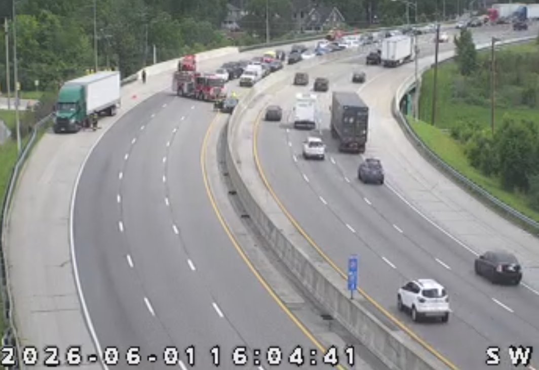 MattINTraffic's tweet photo. NB-65 is *closed* at W. 29th St. because of a serious crash with possible entrapment. A semi is stopped on the right shoulder and crews are responding to the car of the left shoulder.

Traffic is stopped to W. 21st St. Make your exit there. @WIBCTraffic https://t.co/aWe7X2zuTa
