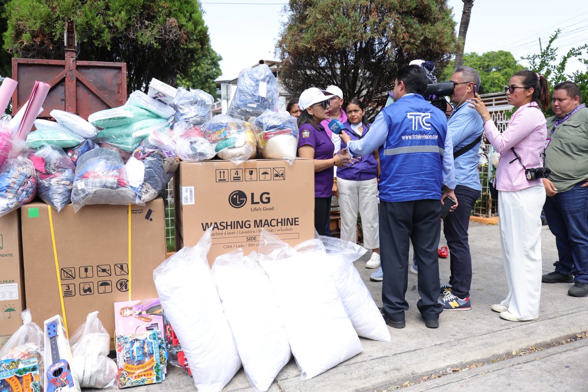 zaidarovira's tweet photo. Tras perder su hogar en un incendio, cuatro familias intentan volver a empezar.

Escuchamos su historia, conocimos sus necesidades y, desde el @DHumanoEc , llegamos con ayuda técnica y acompañamiento social para aliviar este momento tan difícil.

Además, articulamos con el @MIT_Ecuador una posible solución habitacional, para que estas familias puedan recuperar no solo un techo, sino también tranquilidad y esperanza.
@DanielNoboaOk