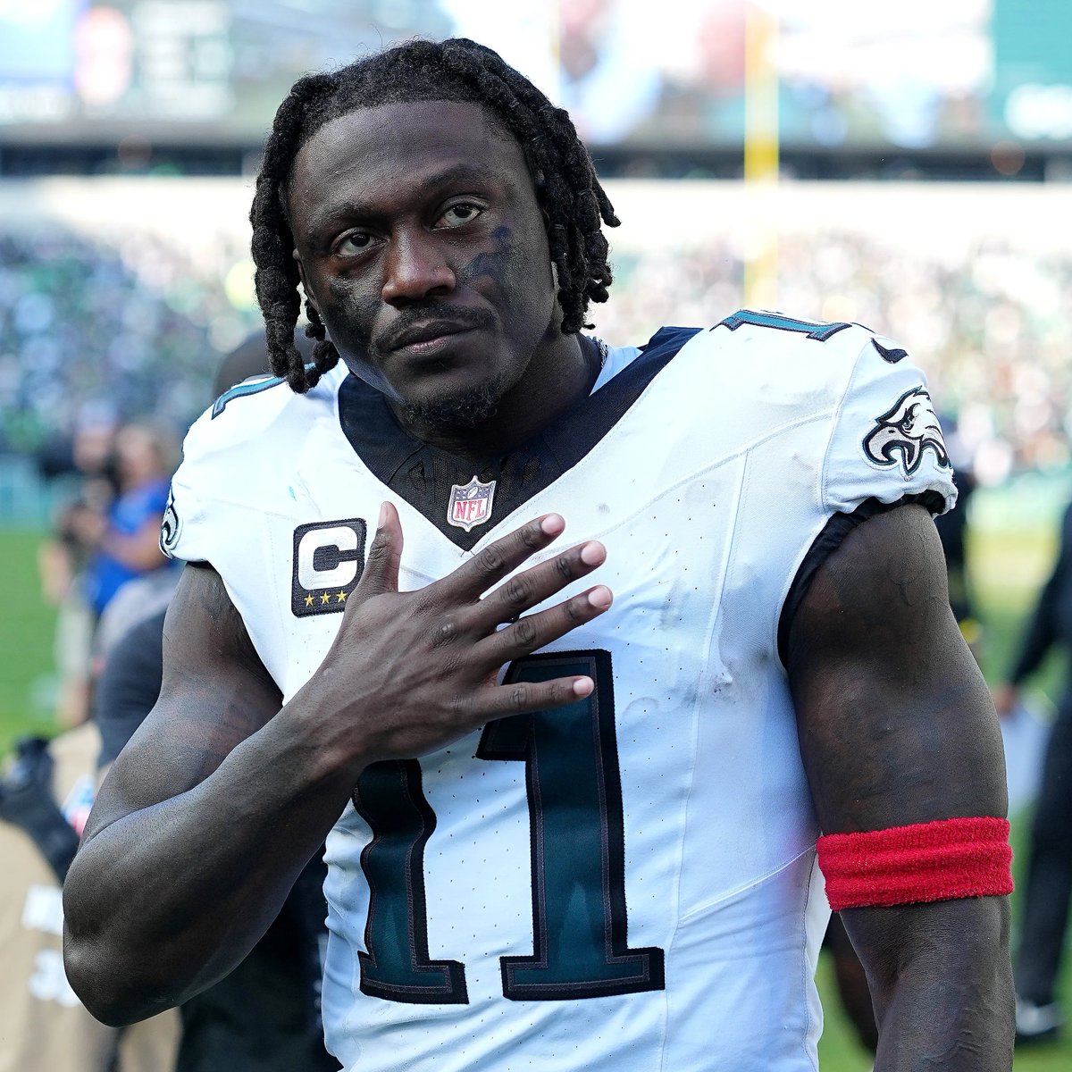 NFL_DovKleiman's tweet photo. 𝗕𝗥𝗘𝗔𝗞𝗜𝗡𝗚: The Eagles have agreed to trade WR A.J. Brown to the Patriots.

They will send a 2028 1st-round pick and 2027 5th-round pick to Philadelphia. https://t.co/fVCPIAaLg0