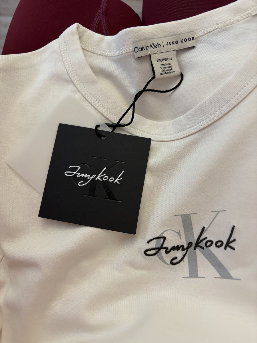 BangtanFOB's tweet photo. Yay! I hope she fits. https://t.co/SEjHlWktev