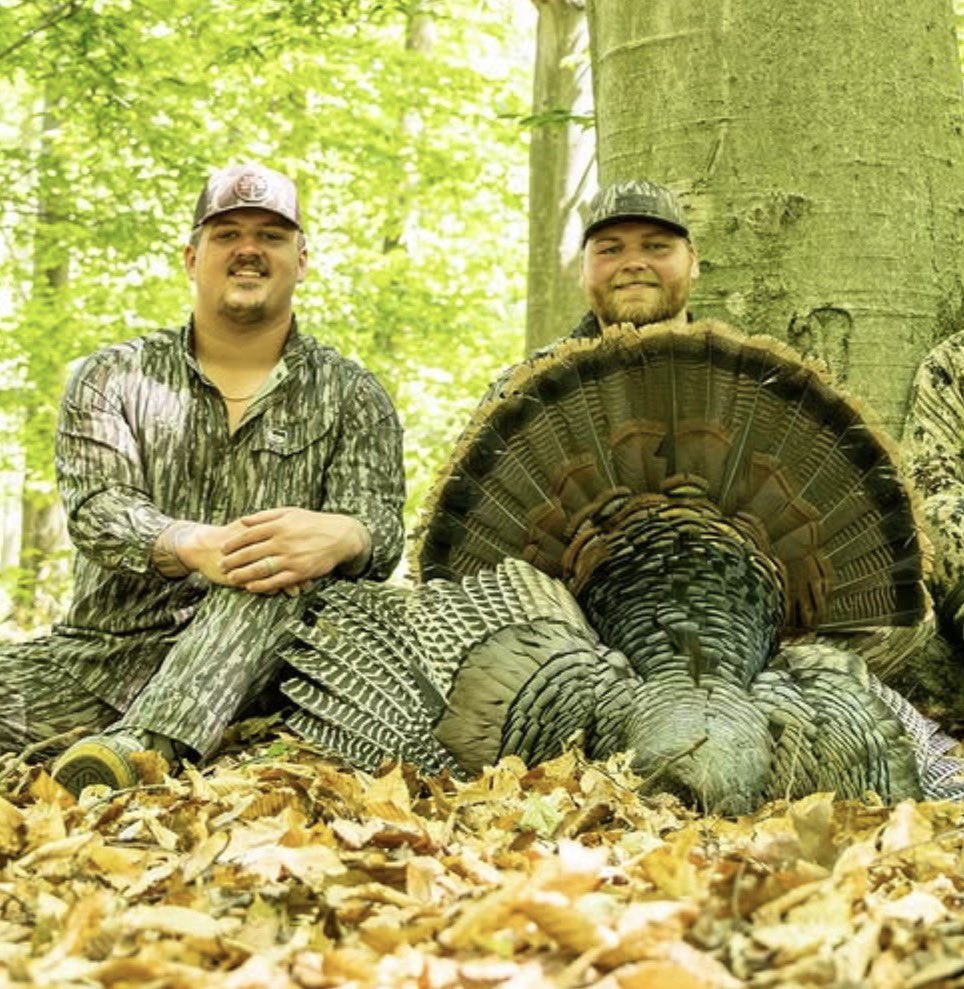 the_det_times's tweet photo. Lions G Tate Ratledge and C Cade Mays being hunting buddies is awesome 👏

(📸 cade_mays/IG) https://t.co/4lDZPA06jY