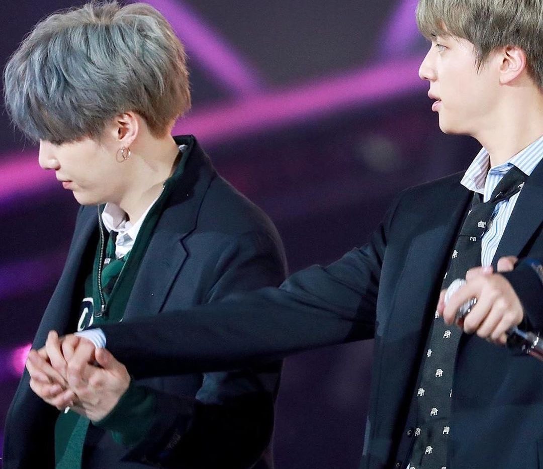 eternalroomates's tweet photo. yoonjin holding hands. 
happy pride month 🏳️‍🌈 https://t.co/jL8CcnwPMy