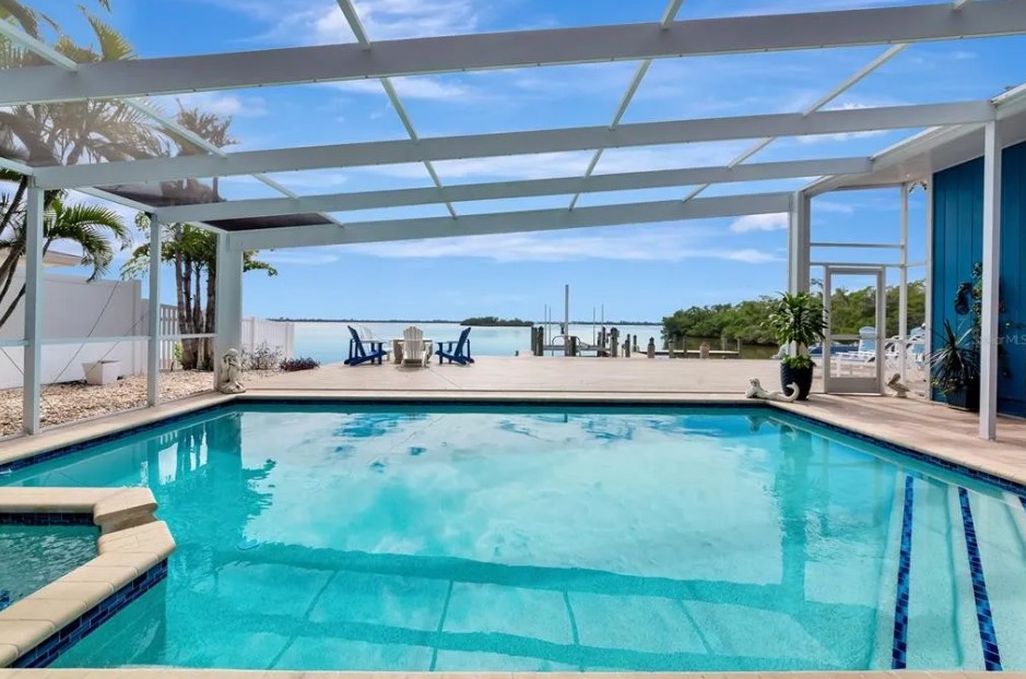 AnnaMariaLifeVR's tweet photo. 💦☀️Splash into Summer at Salt &amp; Soul, just a stones throw from beautiful Anna Maria Island!   https://t.co/IM7RlsE0Is  3 Bd | 2.5 Ba | Bayfront Home With Boat Dock! | Screened Private Heated Pool &amp; Spa | Covered Patio Dining and Lounge Area  | Fire Pit | Cornhole https://t.co/JeVLKAdfo3