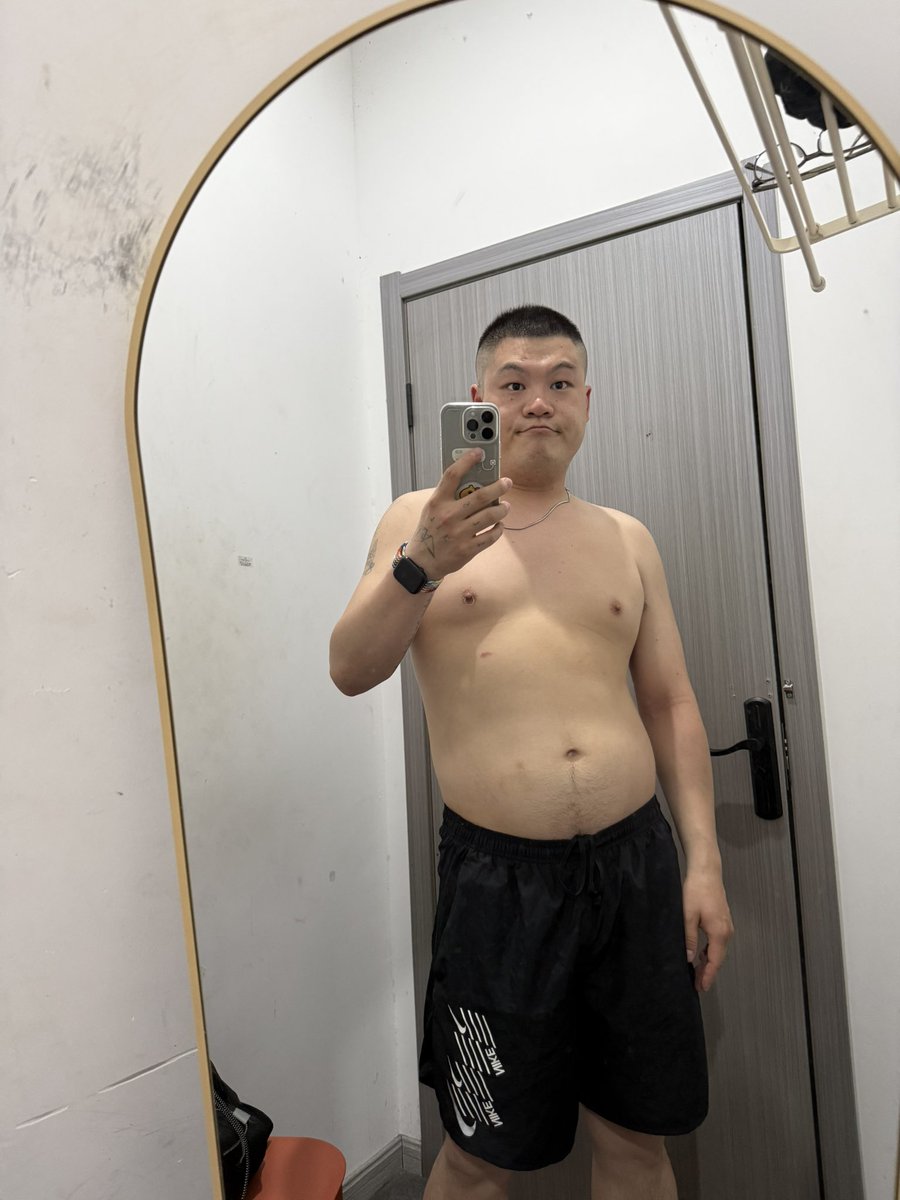 gulpgulpboy's tweet photo. 我真的好努力啊，大晚上的跑去健身房呜呜呜😭 https://t.co/gd9sWXyzO8