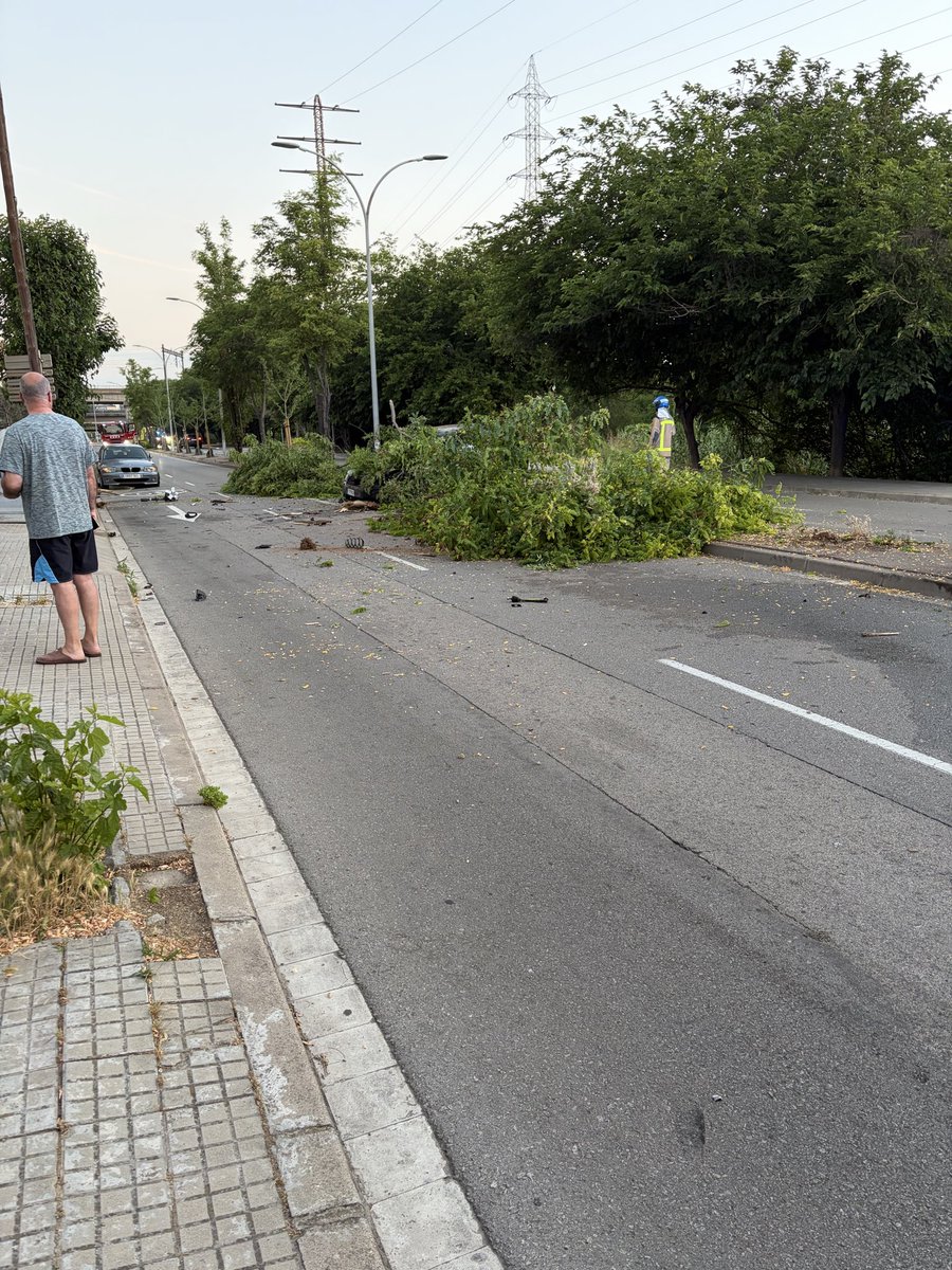 cliofast's tweet photo. Este Domingo pasó lo que tenía que pasar después de ver que nuestra calle se ha convertido en un circuito donde cada vez la gente circula más rápido donde la vía está limitada a 30km/h. A las 6.00h dos coches chocaron a alta velocidad con la suerte de que….. sigo en el hilo. https://t.co/O54me0LXBR