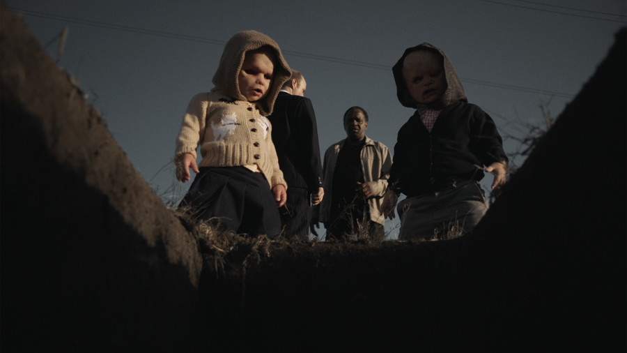 gabwisz's tweet photo. channel zero butcher's block é um negócio tão absurdamente estranho e perturbador que às vezes parece impossível acreditar que essa temporada realmente existe, dito isso, link do drive com a temporada completa (vou tentar trazer às outras três também):

https://t.co/6N6auN1pXm https://t.co/0YMlgc4NA6