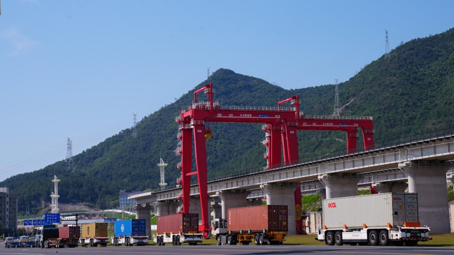 ChinaEmb_Bo's tweet photo. 🌐🚢 La infraestructura es una fuerza silenciosa que sostiene el comercio global.
Puertos, trenes, corredores logísticos, carreteras y centros de distribución conectan productos, empresas y mercados con mayor eficiencia. 🚆📦
China impulsa una visión de conectividad que facilita el intercambio comercial, fortalece cadenas productivas y abre oportunidades para negocios de distintos tamaños.
La infraestructura une territorios; el comercio acerca a los pueblos.
🔗 Lea la noticia completa:
https://t.co/N7t1L358z1
Conozca más sobre conectividad y comercio global en @ChinaEmb_Bo
#China #ComercioGlobal #Infraestructura #Conectividad #Logística #EconomíaGlobal #CooperaciónInternacional