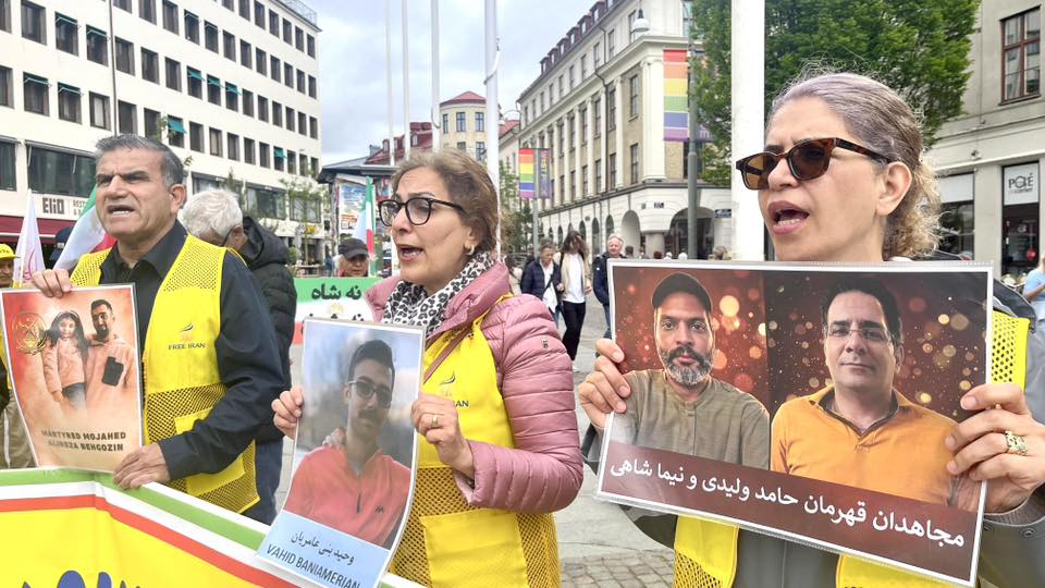 4FreedominIran's tweet photo. 4-Gothenburg rally: PMOI/MEK supporters condemned executions of political prisoners in Iran and called for participation in the June 20 Free Iran Rally in Paris, backing a democratic republic in Iran.
#StopExecutionsInIran #No2ShahNo2Mullahs #100KFreeIranRally https://t.co/pULscwa3H4