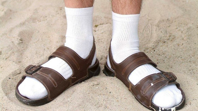 SectesTroll's tweet photo. @Topiramatee Sans chaussettes, ça fait fuir les moustiques.

Avec des claquettes-chaussettes, ça fait fuir les moustiques… et tout le reste de l'humanité. https://t.co/wtIrcKJAQL