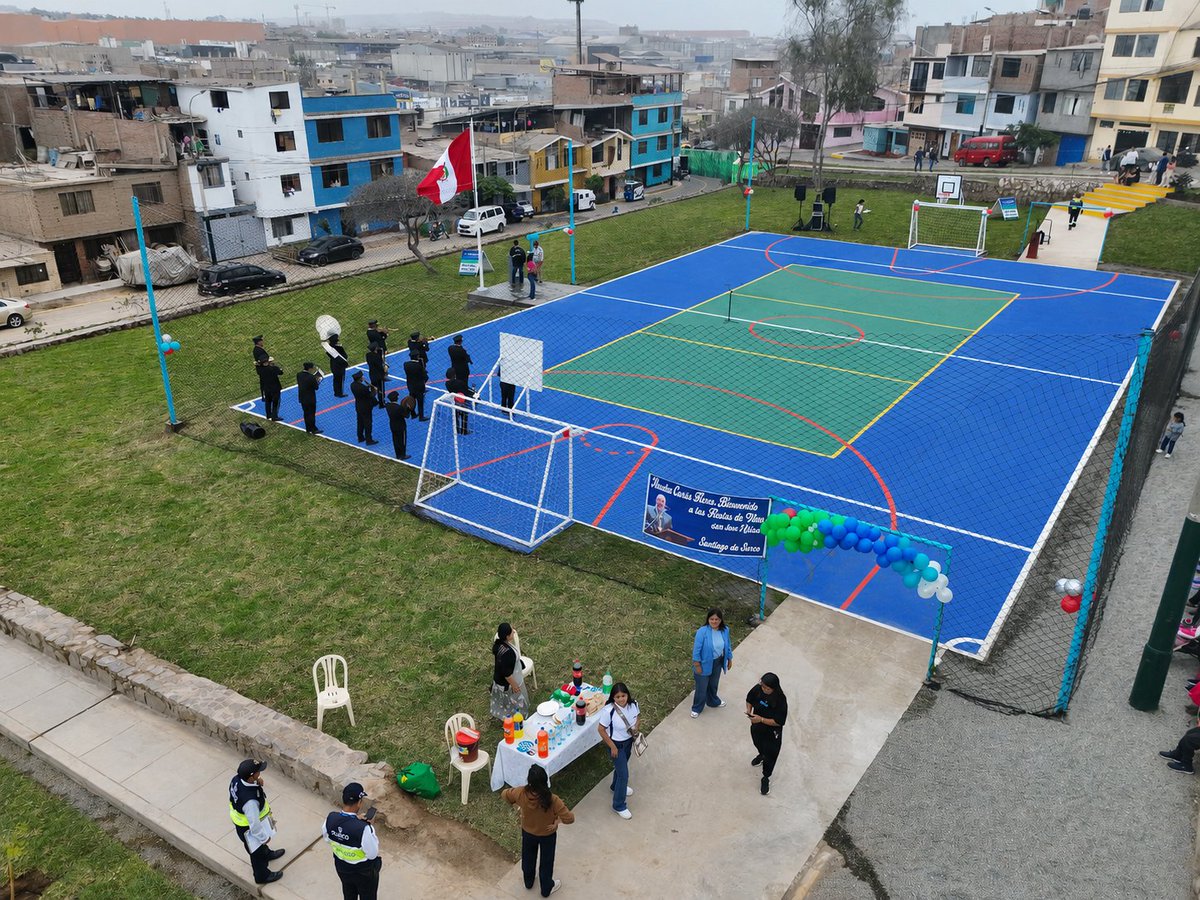 Carlos_Bruce's tweet photo. Vecinos, entregamos las obras de mejoramiento integral del parque Sereno Rafael Ernesto Barzola Vela, un espacio renovado para el deporte, la recreación y el encuentro de nuestras 🌳✨ 

Esta intervención forma parte de Surco Barrio, programa con el que seguimos recuperando espacios públicos y mejorando nuestros barrios. Además, este parque rinde homenaje a un valiente sereno que entregó su vida al servicio de nuestra comunidad. 

#SurcoEstáMejorYSeNota #CarlosBruce #TechitoBruce