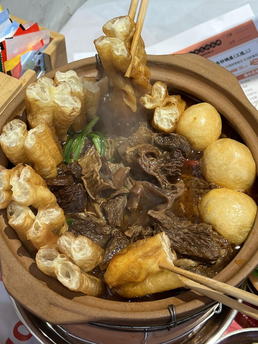 Lazy3rdEye's tweet photo. Craving warm crispy fried dough sticks with soy milk on a chilly morning Perfect roadside snack combo! ， https://t.co/sf2mK7jlQ8