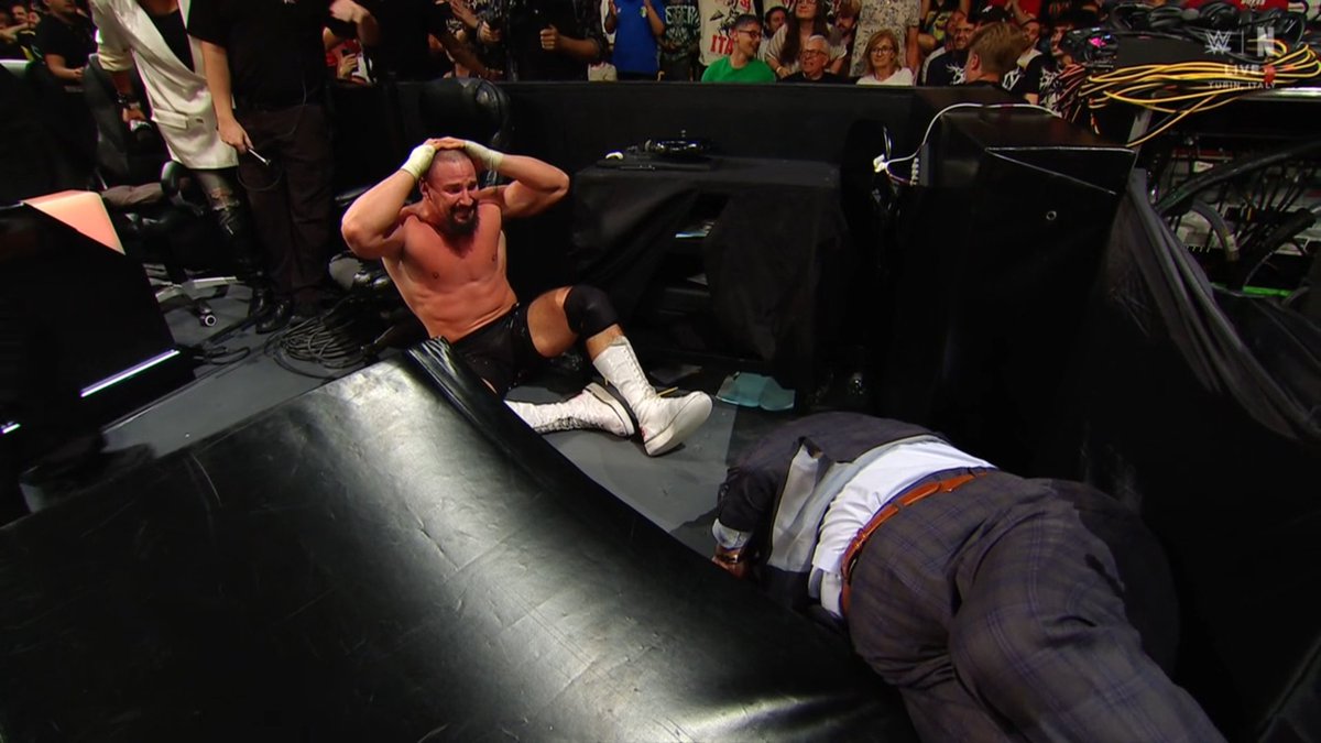 EliteClubS0B's tweet photo. HOLY SHTTTTTTTT

BRON BREAKKER JUST SPEARED PAUL HEYMAN THROUGH THE BARRICADE 🤯

#WWERaw https://t.co/48Srt7DcWe