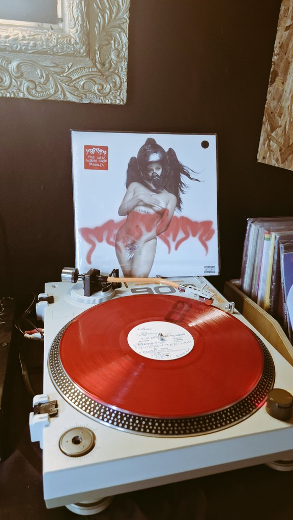 Brianstorm98's tweet photo. Día de reproduccir Vinyl. https://t.co/CwYQQasHWc