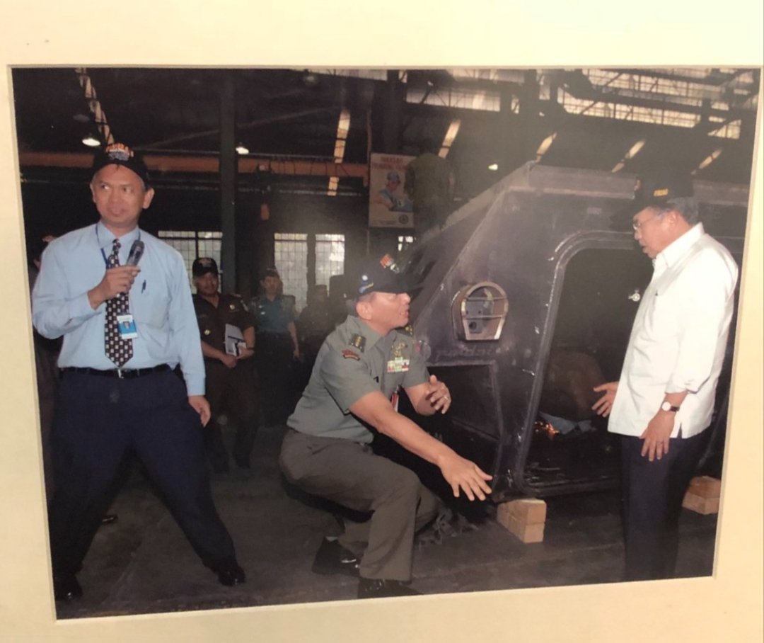 gumpnhell's tweet photo. 2008 wapres JK berkunjung ke Pindad &amp; liat panser APS-3 yg saat itu lg dikembangin. JK langsung pesan 150  yg ditulis langsung di gambar kerja. TNI umumnya gak akan langsung pesan sebanyak itu u/ produk jenis baru. 🤣

APS-3 itu Anoa yg sampe skrg jd panser tulang punggung TNI. https://t.co/g7nskUjyZ4