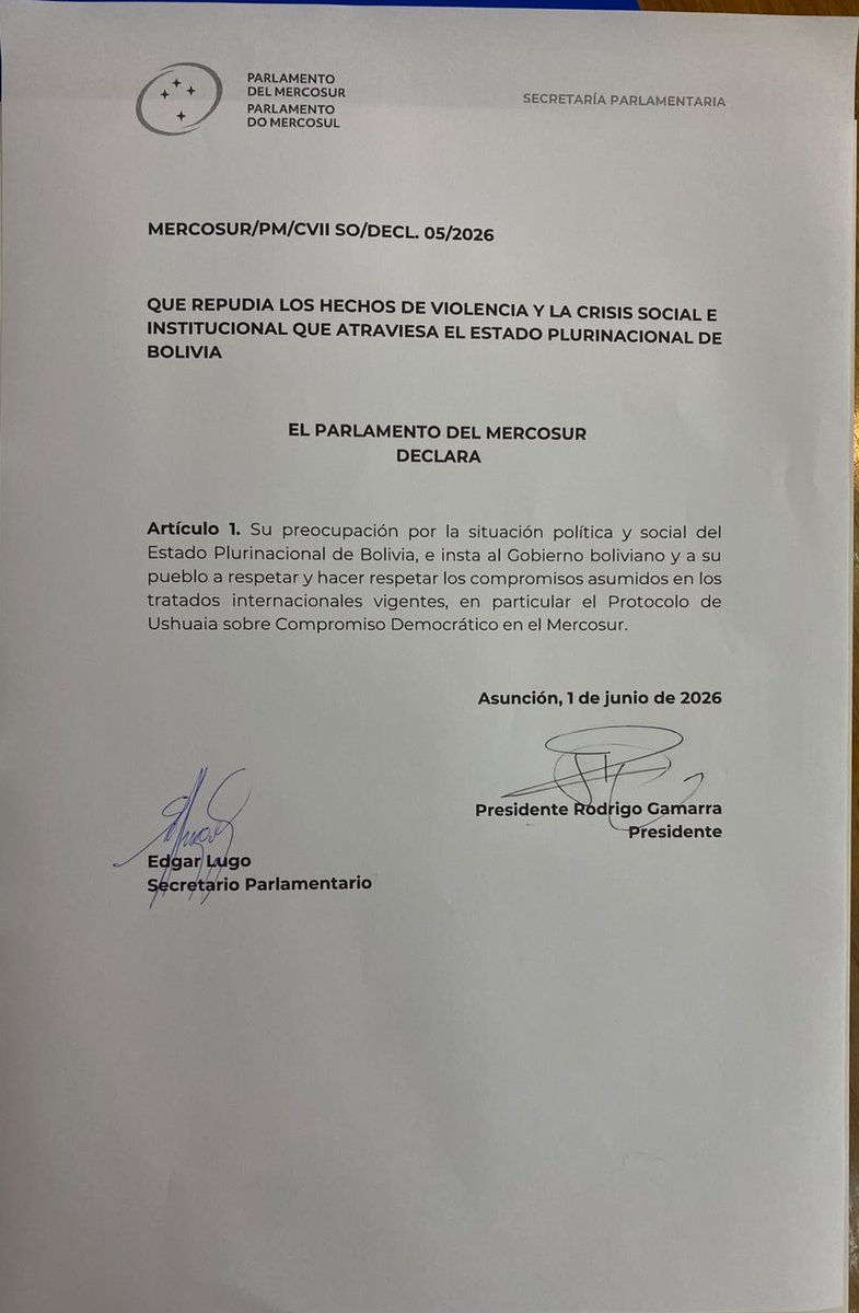 DiputadosPy's tweet photo. Parlasur repudia inestabilidad en Bolivia y exige aplicar cláusula democrática del Protocolo de Ushuaia

(Redacción: Prensa - Dirección de Comunicación). Con presidencia del diputado nacional Rodrigo Gamarra (ANR-Central), el Parlamento del Mercosur (Parlasur), durante la sesión ordinaria llevada a cabo en nuestro país, emitió una declaración oficial en la que manifiesta su enérgico rechazo y profunda preocupación ante la inestabilidad institucional y los recientes hechos de violencia que afectan al Estado Plurinacional de Bolivia.

A través del pronunciamiento, el cuerpo legislativo sentó una postura firme en defensa del orden constitucional de sus países miembros.

➕ INFO en: https://t.co/Rhu9zRA1yN