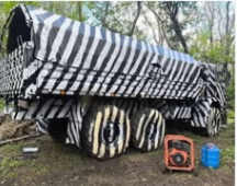 JanPraet1's tweet photo. Dit soort camouflage zou er voor zorgen dat autonome, met AI,  aangestuurde drones het voertuig niet zouden herkennen als vijandig. 
Wie weet hier meer over?
#Ukrainewar https://t.co/Fxxki5UCTD