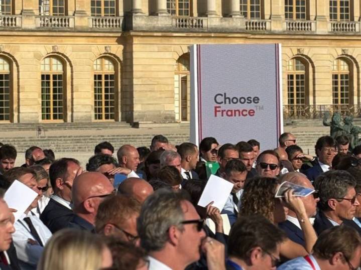 SabrinaRoubache's tweet photo. À Versailles, aux côtés du Président de la République et plus de 180 dirigeants de grandes entreprises étrangères et 60 patrons Français, pour leur dire avec conviction : choisissez la France ! 

Avec 93 milliards d’euros d’investissements étrangers et plus de 15 000 emplois annoncés, l’édition 2026 atteint un niveau inédit et témoigne de la confiance renouvelée des investisseurs dans l’économie française 🇫🇷

Autant de compétences et de savoir-faire à mobiliser dès aujourd’hui, autant d’opportunités qui se créent pour nos territoires et notre jeunesse.

#ChooseFrance