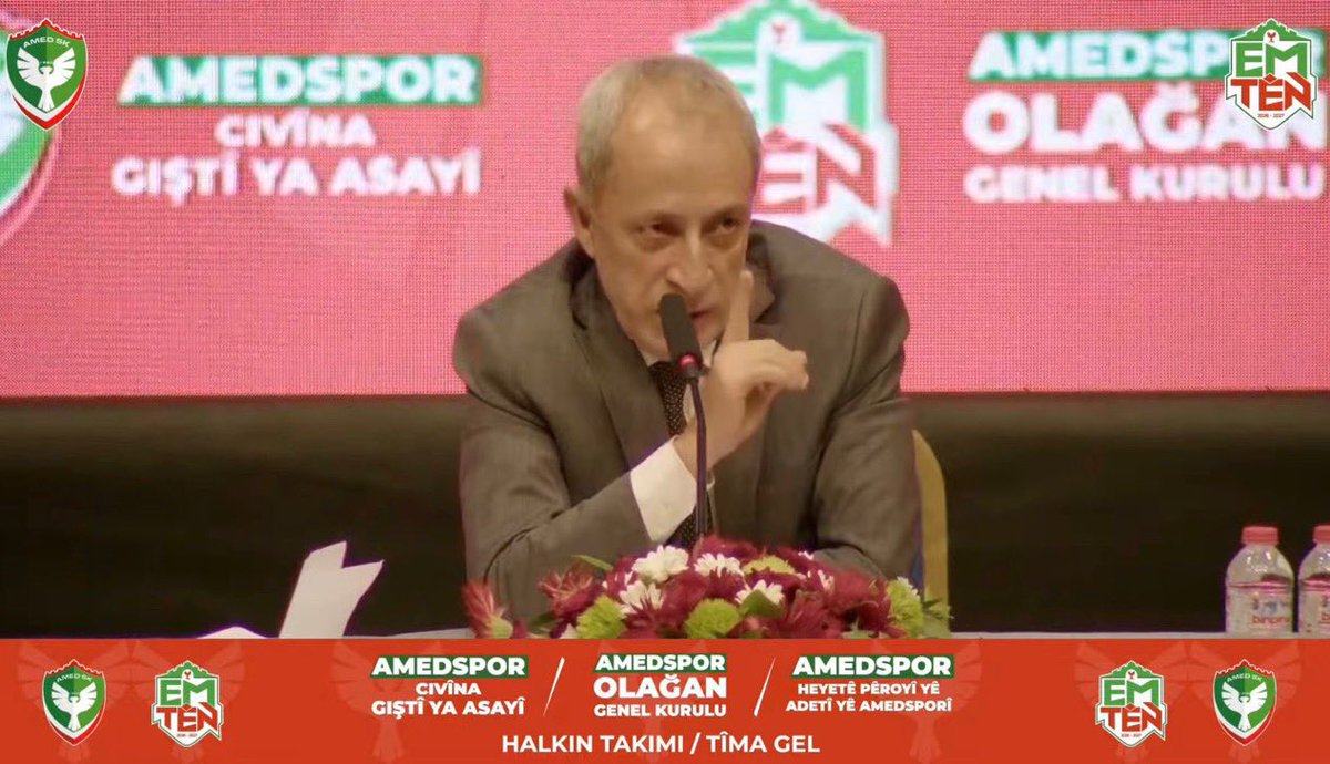 cgmz78's tweet photo. Belediye Başkanı Doğan Hatun, “Siz kimsiniz, yüksek istişare kurulunu eleştiriyorsunuz, eleştiremezsiniz,kendinize dikkat edin” diye tehdit ediyor. 

YİK Başkanı Metin Kılavuz çıkıp kongre ��yelerinden birine mali raporu sırf ibra etmedi diye onca insanın içinde parmak sallıyor küçümsüyor. 

Koskocaman salondaki herkes de alkış tutuyor. 

Vallahi helal olsun, oligarşi yönetimine böylesine destek çıkan bir üyelik sistemi/gönül vermiş bir kesim daha başka yerde göremezsin.