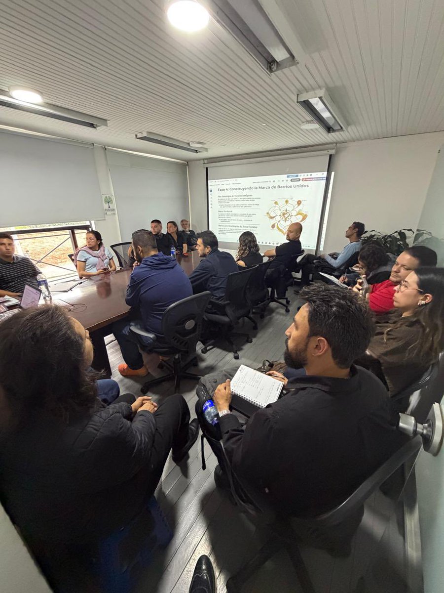 PROPAIS's tweet photo. ✍️ La firma de cartas de compromiso marca un paso importante para seguir construyendo acciones conjuntas que fortalezcan el sector turístico de #BarriosUnidos se forma, se activa, se transforma. https://t.co/NMl1T3nU3h