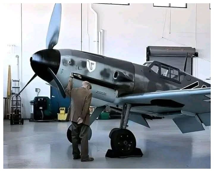 1939Germania's tweet photo. El antiguo piloto de la Luftwaffe Karl Meyer encuentra en un museo un avión de caza  Messerschmitt Bf 109 del mismo modelo que el que el pilotó en el conflicto ( no el suyo propio ). https://t.co/QndVSn41cl