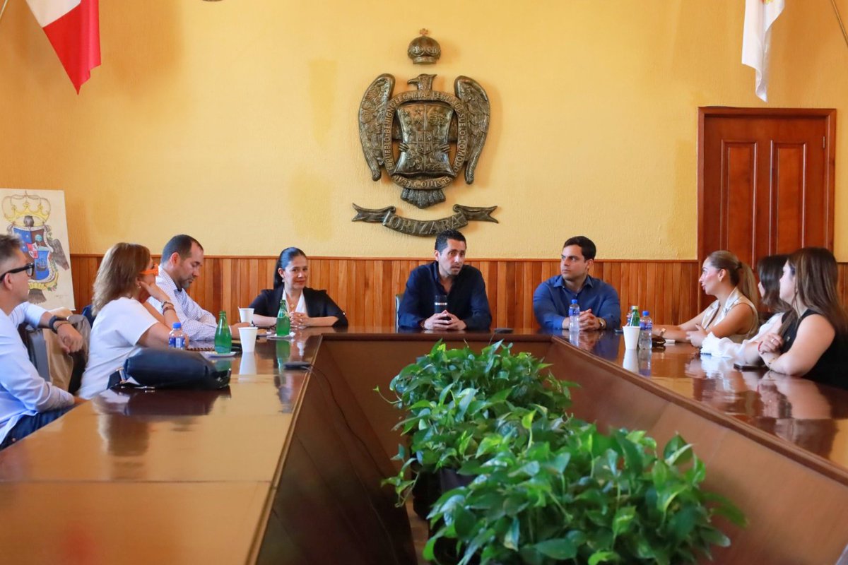 HugoChahinKuri's tweet photo. Hoy tuve el gusto de recibir a autoridades municipales del Estado de México, y a representantes de la Universidad Panamericana Escuela de Economía y Gobierno, quienes visitaron Orizaba para conocer de cerca las acciones y estrategias para el desarrollo de nuestra ciudad. https://t.co/aEyQ1IHb7O