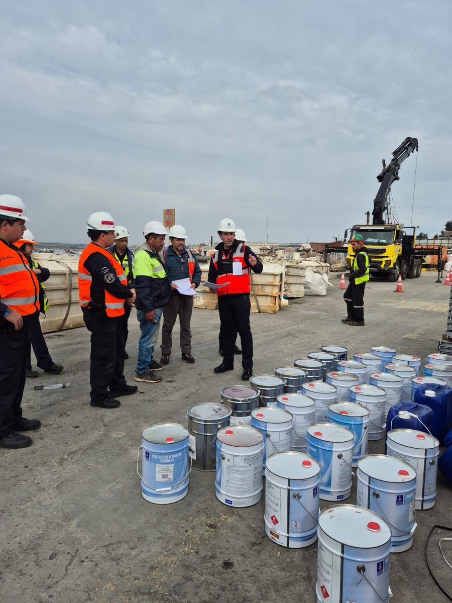 DGTM_Chile's tweet photo. ⚓️ En un patrullaje conjunto entre Policía Marítima y el Servicio Nacional de Aduanas en el recinto Muelle ASIMAR, se detectó mercancía peligrosa no declarada correspondiente a líquidos inflamables.

La carga fue retirada del recinto y no autorizada para su embarque por incumplir la normativa vigente de seguridad marítima y portuaria.

#PolicíaMarítima #Aduanas #SeguridadPortuaria